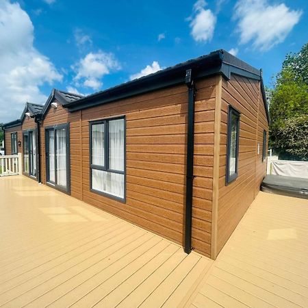 Waterside Retreat With Hot Tub Villa Поклингтън Екстериор снимка