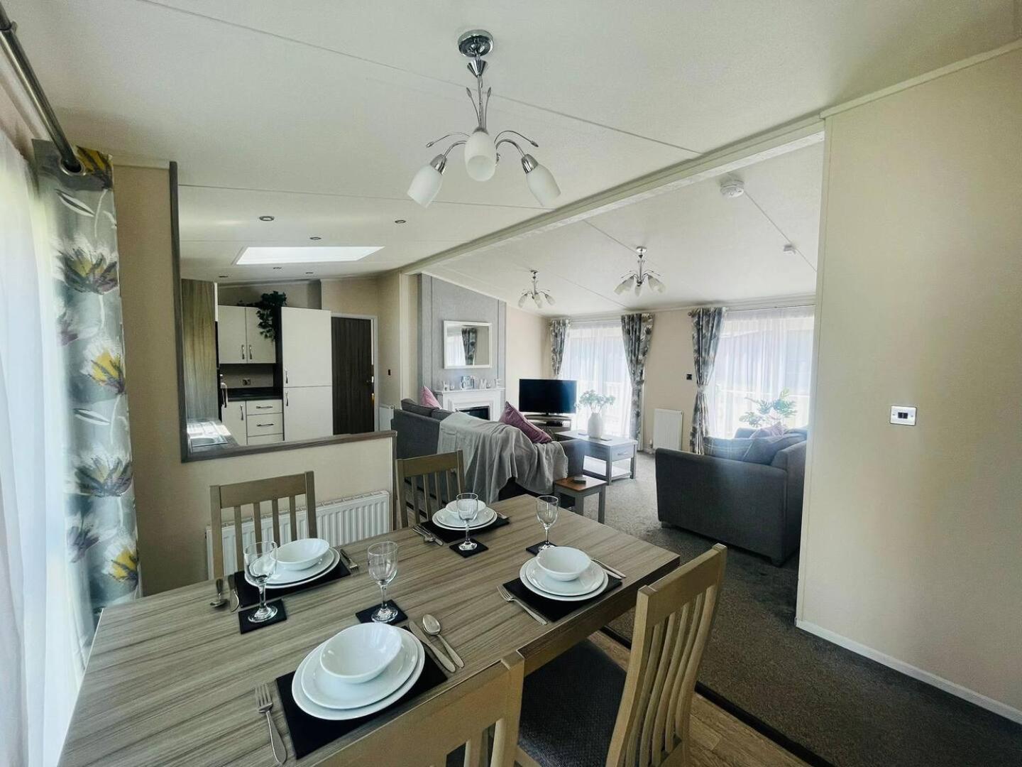 Waterside Retreat With Hot Tub Villa Поклингтън Екстериор снимка