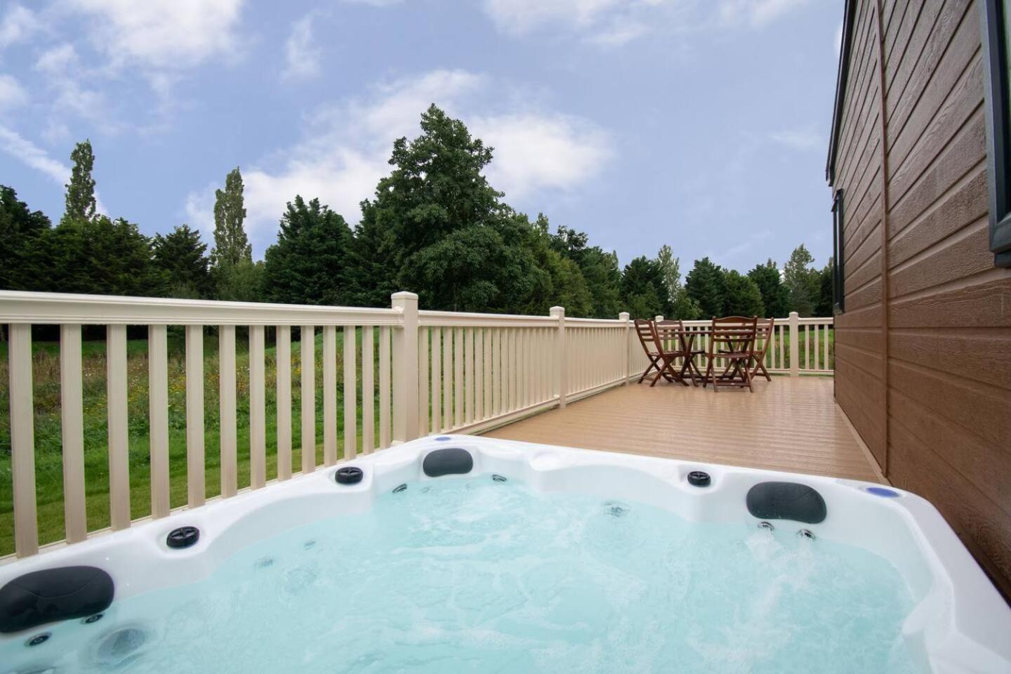 Waterside Retreat With Hot Tub Villa Поклингтън Екстериор снимка